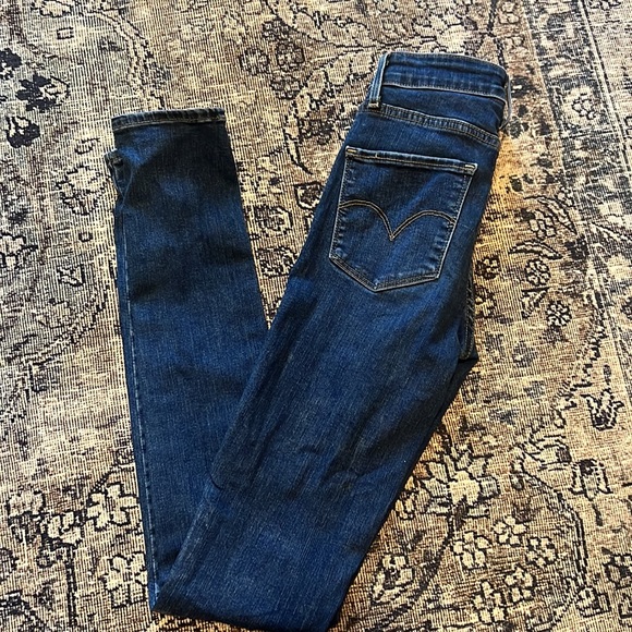 Levi’s 721 dark wash high rise skinny Jean - Picture 3 of 4